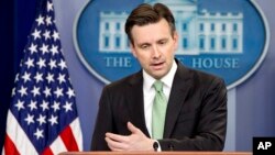 Phát ngôn viên Tòa Bạch Ốc Josh Earnest nói các cuộc tấn công tại Brussels là một lời nhắc nhở về tầm quan trọng của việc phải tuân theo 'những nguyên tắc cơ bản về các quy trình tình báo và an ninh quốc gia.'