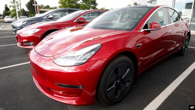 特斯拉公司在美国科罗拉多州专卖店展出的Model 3全电动汽车 - 资料照片