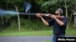 Tổng thống Obama nhắm bắn các mục tiêu bằng đất sét tại Trại Davi, ngày 4/8/2012.