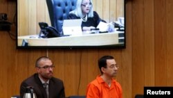 Larry Nassar et son avocat Matt Newburg devant la juge Janice Cunningham