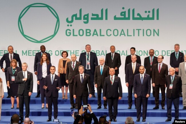 Menteri Luar Negeri AS Antony Blinken berfoto bersama pada pertemuan tingkat menteri koalisi global tentang Suriah dan negara Islam, di Roma, Italia, 28 Juni 2021. (ANSA/GIUSEPPE LAMI/ Handout via REUTERS)