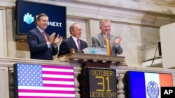 彭博在星期三為紐約證券交易所啟市舉行敲鐘儀式