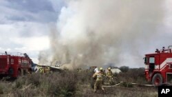 Rescatistas y bomberos en el sitio del accidente de un avión de Aeromexico, cerca del aeropuerto de Durango, México, el martes, 31 de julio de 2018.