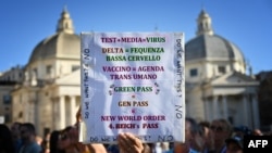 Aksi unjuk rasa pendukung 'No Vax' menentang pengenalan wajib "Green Pass" di Piazza del Popolo, Roma tengah, 7 Agustus 2021. (Alberto PIZZOLI / AFP)