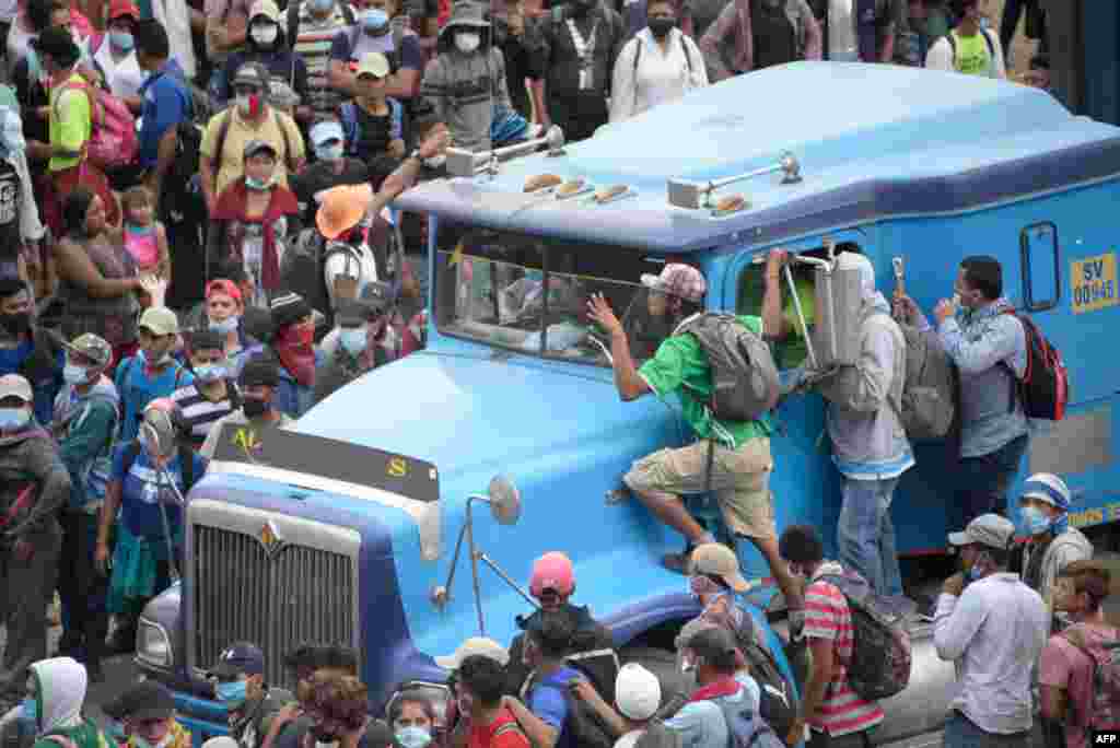 Los migrantes que llegaron en caravana desde Honduras en su camino a Estados Unidos, son bloqueados por las fuerzas de seguridad en Vado Hondo, Guatemala, el 18 de enero de 2021. [Foto: AFP]