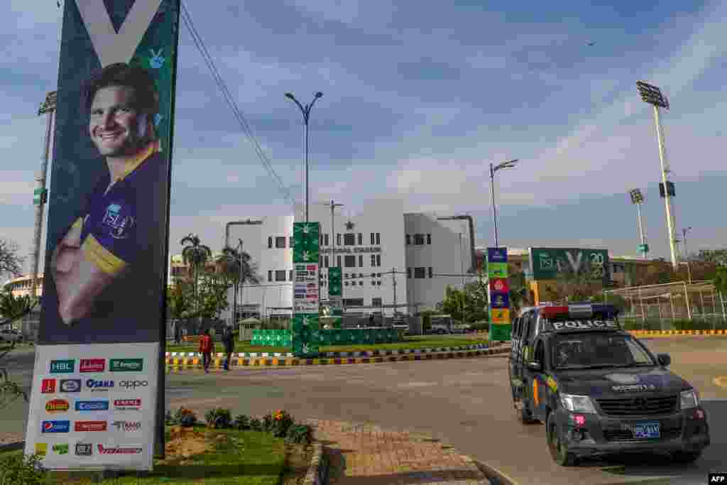 اسٹیڈیم کے اطراف کھلاڑیوں کو خوش آمدید کہنے کے لیے بڑے بڑے بینرز بھی لگائے گئے ہیں۔