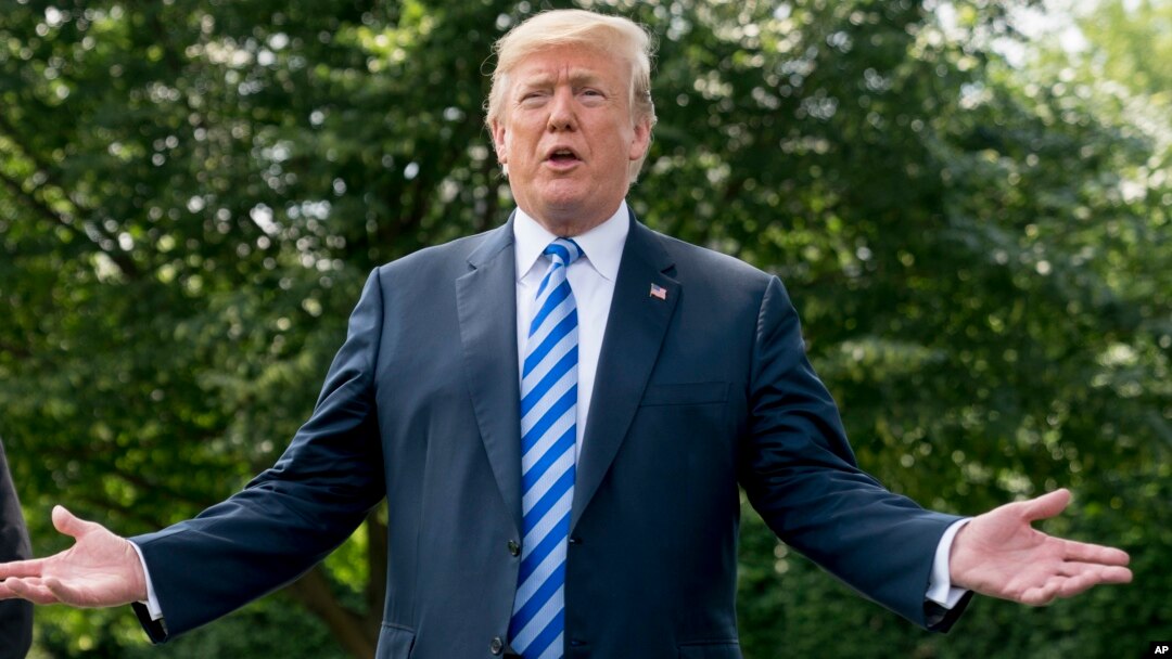 Presiden Amerika Donald Trump berbicara di halaman selatan Gedung Putih.