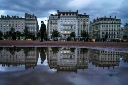 Un hombre con mascarilla camina por el centro de Lyon, en el centro de Francia, el miércoles 28 de octubre de 2020, cuando el país se prepara para un posible nuevo confinamiento por el resurgimiento del coronavirus.