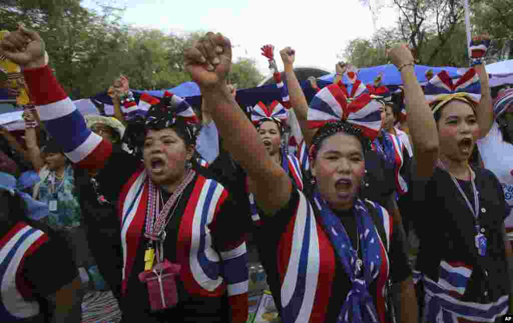 Anti-government protesters raise their fists as they sing the national anthem, in Bangkok, May 22, 2014.