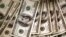 FOTO DE ARCHIVO: Billetes de dólares estadounidenses. REUTERS/Rick Wilking 