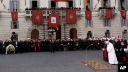 Le pape François prie devant la statue de la Vierge Marie, près de la Place d'Espagne de Rome, le 8 décembre 2017, une tradition annuelle qui marque le début de la saison des fêtes de la ville.