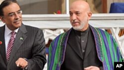 افغان صدر حامد کرزۍ به د خپل پاکستاني هم منصب اصف علي زرداري سره انکر، ترکي، کې وینې