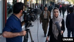 Aria Ahmadzai, seorang jurnalis BBC sedang melaporkan berita di Kabul, Afghanistan (foto: ilustrasi). 