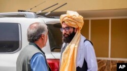 Na fotografiji koju su objavili Talibani, Anas Hakani, lider Hakani grupe razgovara sa avganistanskim zvaničnikom Abdulom Abdulom u Kabulu 18. avgusta 2021.