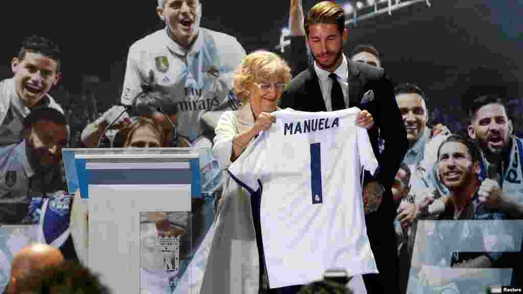 Sergio Ramos présente au maire de Madrid, Manuela Carmena, un maillot du Real Madrid avec son nom lors d&#39;une cérémonie à la mairie de Madrid, en Espagne, le 22 mai 2017.
