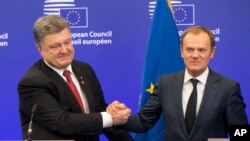 Ukrajinski predsednik Petro Porošenko i predsednik Evropskog saveta Donald Tusk na konferenciji za novinare u Briselu