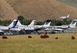 Sebuah jet pribadi mendarat di bandara Sun Valley, bergabung dengan puluhan jet pribadi dan perusahaan lainnya yang sudah diparkir di sana, di Hailey, Idaho, 8 Juli 2014. (Foto: REUTERS/Rick Wilking)