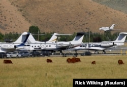 Sebuah jet pribadi mendarat di bandara Sun Valley, bergabung dengan puluhan jet pribadi dan perusahaan lainnya yang sudah diparkir di sana, di Hailey, Idaho, 8 Juli 2014. (Foto: REUTERS/Rick Wilking)