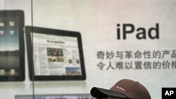 上海一男子在iPad广告前