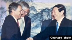时任中国总理朱镕基在北京会见由时任美国国家安全顾问萨缪尔·伯格(Samuel Berger)率领的一个美国高级官员代表团。在李侃如提供的这张照片中，朱镕基与他握手。站在李侃如左侧的是时任美国驻华大使普理赫(Joseph Prueher)。李侃如说，那次出访的目的是安抚北京当局对民进党总统候选人陈水扁赢得那年台湾总统大选后的焦虑不安。(2000年3月)