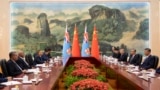 PM Fiji Sitiveni Rabuka, kedua dari kiri dan Presiden China Xi Jinping, kanan, menghadiri pertemuan bilateral di Beijing (foto: dok). China kini menjadi donor terbesar kedua bagi negara-negara Kepulauan Pasifik.