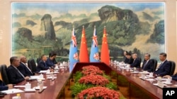 Perdana Menteri Fiji Sitiveni Rabuka (kedua dari kiri) dan Presiden China Xi Jinping (kanan), menghadiri pertemuan di Balai Agung Rakyat di Beijing, China, Selasa, 20 Agustus 2024. (Andres Martinez Casares/Pool Photo via AP)