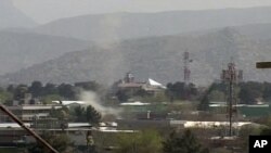 Khói bốc lên từ thủ đô Kabul sau vụ tấn công của các chiến binh Taliban, ngày 15/4/2012