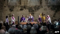 Các linh mục cử hành thánh lễ để truy điệu những nạn nhân của vụ máy bay rơi, tại nhà thờ Notre-Dame-du-bourg ở Digne-les-Bains, gần hiện trường vụ tai nạn, 28/3/2015.