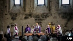 Misa penghormatan bagi para korban pesawat Germanwings yang jatuh di Pegunungan Alpen, Perancis, di katedral Notre-Dame-du-bourg di Digne-les-Bains, dekat lokasi kecelakaan (28/3). (AFP/Jeff Pachoud)