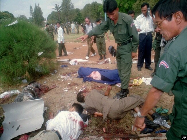 រូបឯកសារ៖ មន្ត្រី​ប៉ូលិស​កំពុង​រាប់​ចំនួន​មនុស្ស​ស្លាប់ និង​រង​របួស​នៅ​ក្នុង​ហេតុការណ៍​គប់​គ្រាប់​បែក​នៅ​មុខ​វិមាន​រដ្ឋ​សភាជាតិ​ រាជធានី​ភ្នំពេញ កាលពី​ថ្ងៃអាទិត្យ ទី៣០ ខែមីនា ឆ្នាំ១៩៩៧។