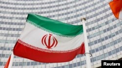 Bendera Iran di depan markas besar IAEA di Wina, Austria, 23 Mei 2021. (REUTERS/Leonhard Foeger)