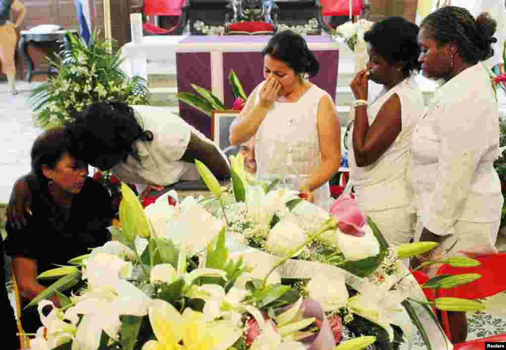 La l&iacute;der de las Damas de Blanco, Berta Soler, conforta a la viuda de Pay&aacute;, Ofelia Acevedo, durante el velatorio de los restos mortales del activista pro-derechos humanos.