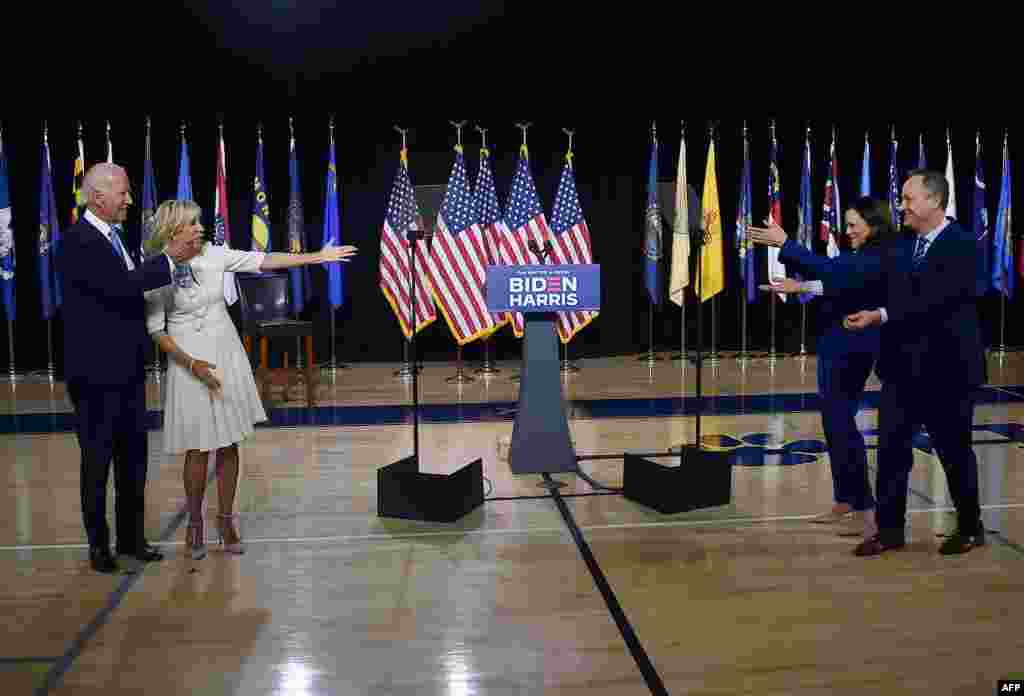 លោក Joe Biden និងភរិយាអ្នកស្រី Jill Biden ស្វាគមន៍អ្នកស្រី Kamala Harris និងស្វាមីលោក Doughlas Emhoff បន្ទាប់ពីពួកគេបានធ្វើសន្និសីទសារព័ត៌មានរួមគ្នា នៅទីក្រុង Wilmington រដ្ឋ Delaware កាលពីថ្ងៃទី១២ ខែសីហា ឆ្នាំ២០២០។