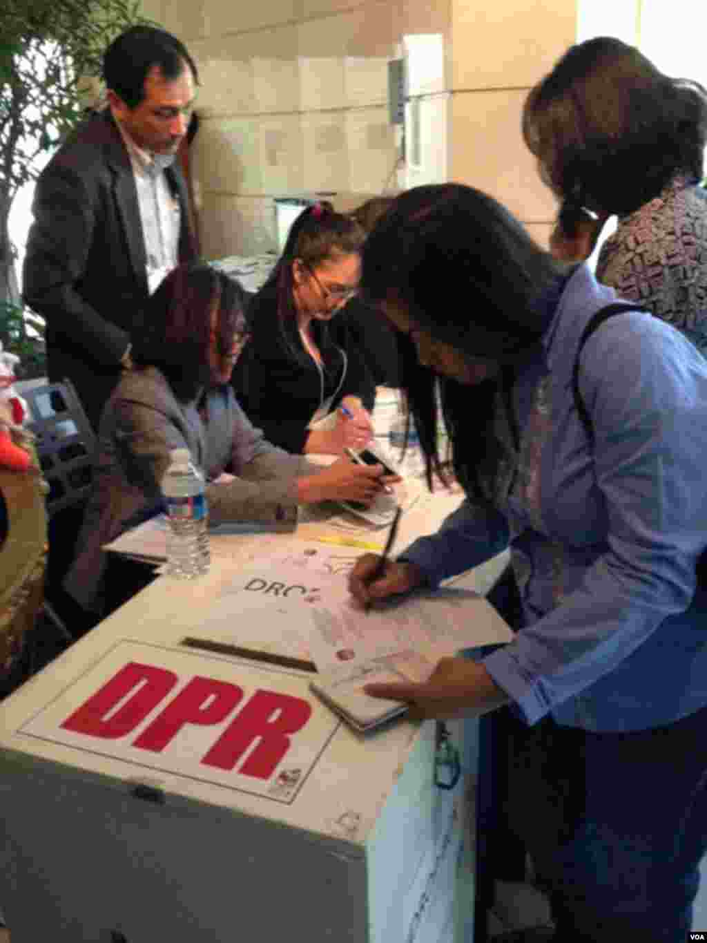 Antrian pendaftaran pemilu warga RI di KBRI Washington D.C.