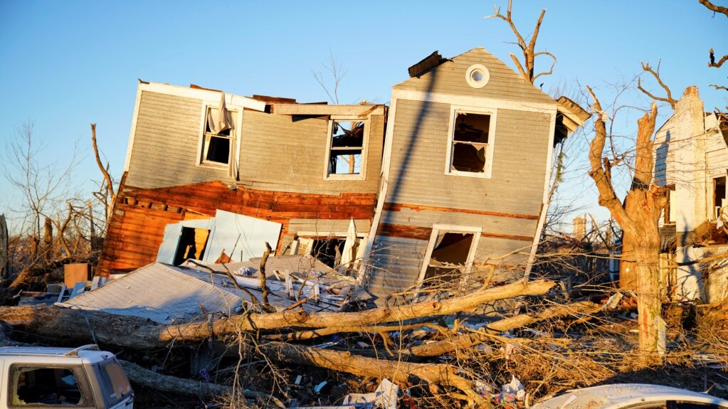 Cảnh hoang tàn đổ nát sau cơn lốc xoáy ở Mayfield, Kentucky
