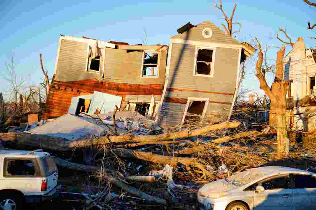 Las cifras no son precisas todavía, pero los autoridades de Mayfield, Kentucky, recalculaban la cantidad de muertos este lunes.