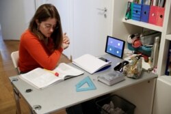 Lavinia Tomassini menggunakan iPad-nya untuk mengambil bagian dalam kelas bahasa Prancis daring, sebagai bagian dari program home-schooling yang diadakan oleh sekolahnya. (Foto: Reuters)