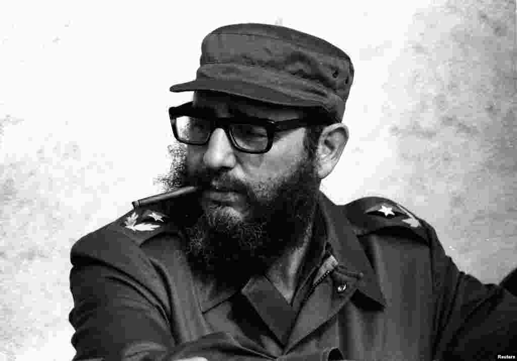 Fidel Castro participe à la célébration du 20e anniversaire de la Révolution sur un yacht à Granma, en novembre 1976.