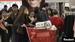 Una multitud llegó a la tienda Target en Burbank, California la misma noche de Acción de Gracias