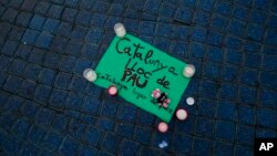 Un cartel que dice "Catalunya - lugar de paz" es visto sostenido por velas en Las Ramblas, Barcelona, España, el 18 de agosto de 2017.
