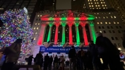 Suasana di depan Bursa Efek New York di Distrik Keuangan New York, Selasa, 10 Desember 2024. (Peter Morgan/AP)