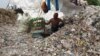 Seorang pemulung memilah sampah plastik di Desa Bangun, Kabupaten Mojokerto. (Foto: VOA/Petrus Riski).
