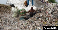 Seorang pemulung memilah sampah plastik di Desa Bangun, Kabupaten Mojokerto. (Petrus Riski/VOA).