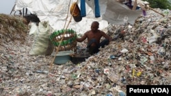 Seorang pemulung memilah sampah plastik di Desa Bangun, Kabupaten Mojokerto. (Foto: VOA/Petrus Riski).