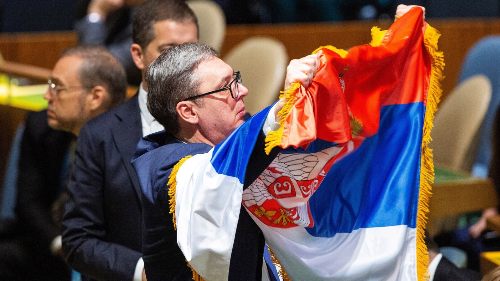 Predsednik Srbije Aleksandar Vučić drži zastavu Srbije u Generalnoj skupštini Ujedinjenih nacija na sednici na kojoj se glasalo o rezoluciji o genocidu u Srebrenici (REUTERS/Eduardo Munoz)
