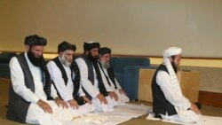 La delegación talibán de Afganistán reza antes de la firma del acuerdo entre talibanes y funcionarios estadounidenses en Doha, Qatar,.