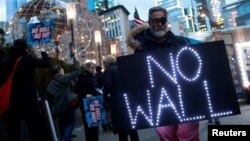 Manifestantes protestaron contra la declaración del presidente de EE. UU. Donald Trump de emergencia nacional para construir un muro fronterizo. La protesta se produjo en el Trump International Hotel & Tower en Manhattan, Nueva York, el 15 de febrero de 2019.