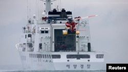여객선 세월호가 침몰한 진도 해역에서 구조 작업이 계속되는 가운데, 지난 18일 구조에 동원된 헬리콥터가 해경 선박에 착륙하고 있다.