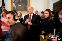 El jefe de gabinete de la Casa Blanca, John Kelly, escucha mientras el presidente Donald Trump habla durante una reunión con agentes del orden en la pandilla callejera MS-13 en el gabinete de la Casa Blanca, el martes 6 de febrero de 2018 en Washington. (AP Photo / Evan Vucci).