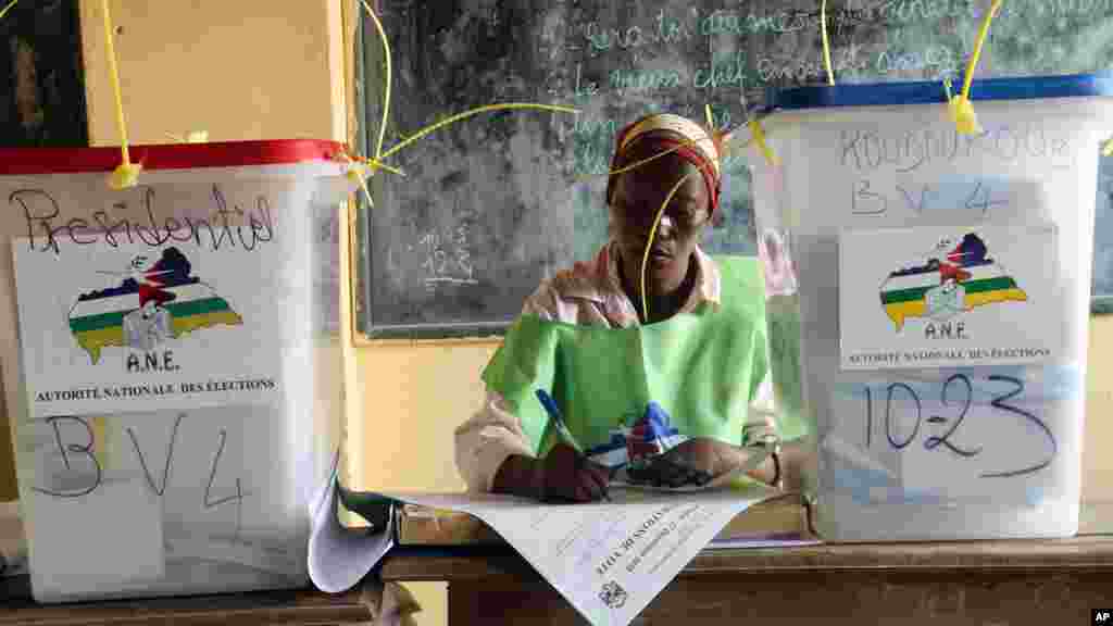 Un agent électoral dans un bureau de vote lors des élections à Bangui, en République centrafricaine, le mercredi 30 décembre 2015. (AP Photo / Hervé Serefio diaspora) 